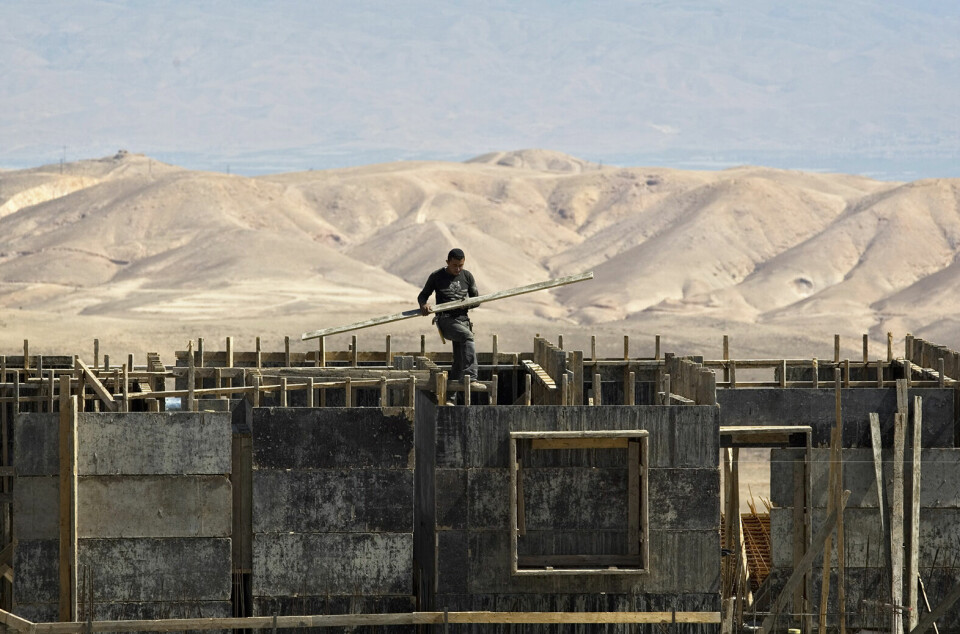 Et nytt bygg er på vei opp i Ma'ale Adumim, en av de største bosetningene med sine knappe 50.000 innbyggere. Byen ligger en snau mil utafor Jerusalem, og fungerer i praksis som en forstad. De første nybyggerne slo seg ned i Ma'ale Adumim i 1975. Foto: Sebastian Scheiner/AP Scanpix