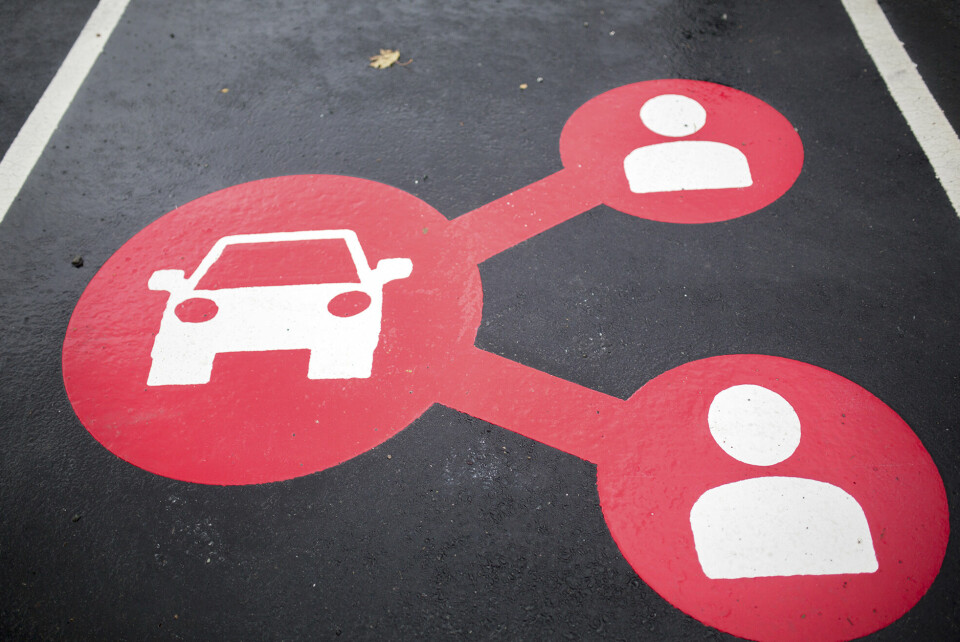 På Møllendal i Bergen er Norges første mobilpunkt så godt som ferdig. Symbolet viser at plassen er reservert bildelingsbiler.