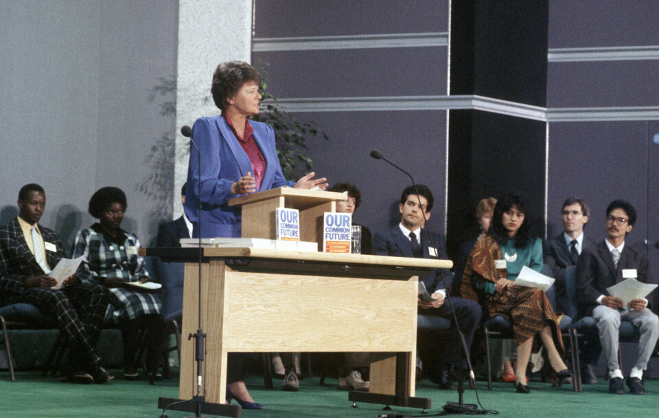 I april 1987 var Gro Harlem Brundtland i London og presenterte rapporten Our Common Future. Da hadde kommisjonen hun ledet, reist rundt i verden i tre år. «Overalt fant vi en bekymring for miljøet», skriver kommisjonen i rapporten. Her deltar Brundtland og artist Sissel Kyrkjebø i TV-programmet Vår felles fremtid. Foto: Henrik Laurvik/ NTB scanpix