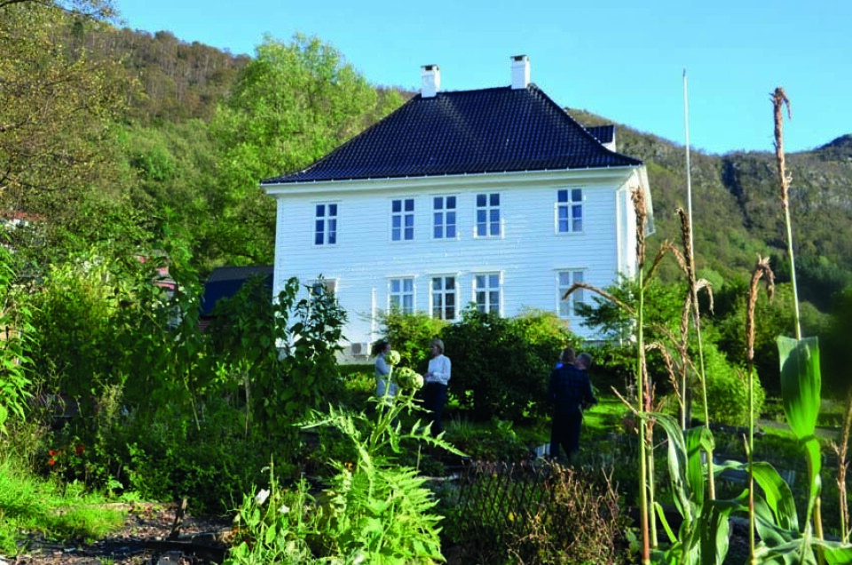 Bærekraftige liv ønsker at Lystgården skal bli et kraftsenter for alt som kan bidra til et bærekraftig samfunn. Stedet har vært prestebolig, og var i sin tid sommerhus for familien til Edvard Grieg. Foto: Liv Karin Thomassen