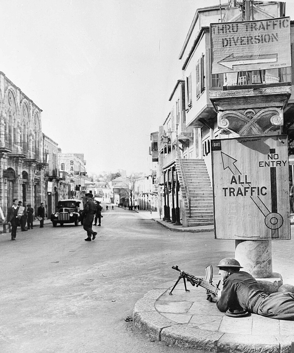 En britisk soldat holder vakt i Jerusalem under en av de mange konfliktene mellom arabere og jøder i 1930-årene. Foto: Jim Pringle/AP Photo/NTB scanpix