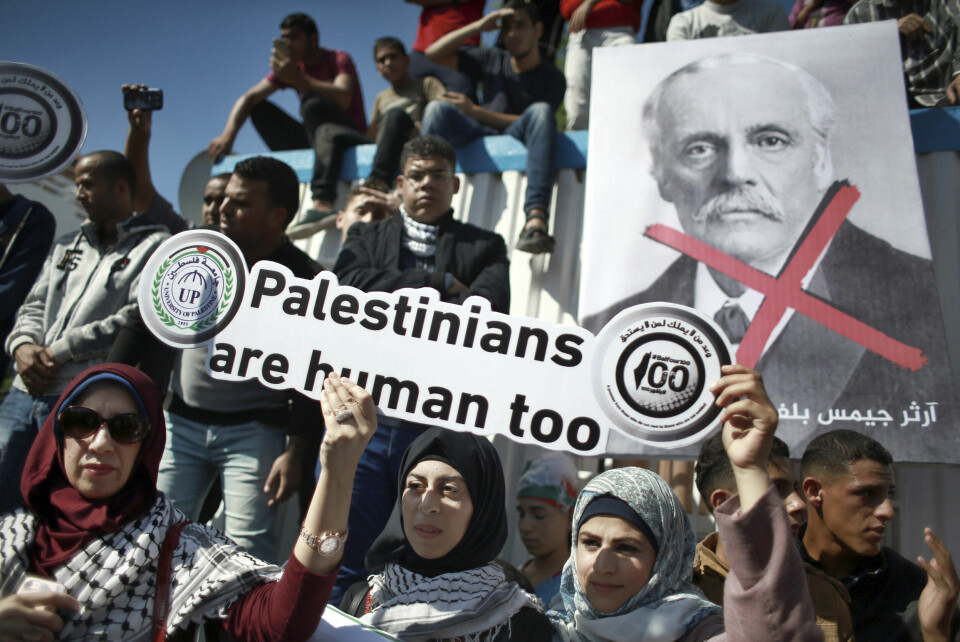 Palestinere protesterer utenfor FN-kontoret i Gaza by i anledning 100-årsjubileet for Balfour-erklæringen. Foto: Khalil Hamra/AP/NTB scanpix