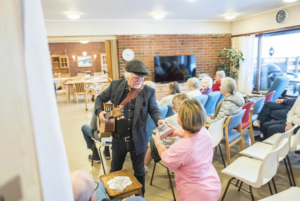 Trond Granlund ga beboerne på Solgården sykehjem en CD-boks med 12 album som han ga ut i perioden 1973-1986. Aktivitør Elin Eriksson takker artisten.