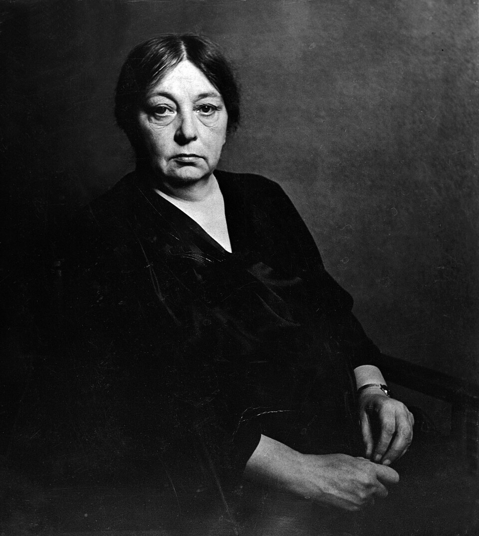 Det er ingen tvil om at Sigrid Undset er ein ruvande skikkelse i norsk litteraturhistorie. Likevel går interessa for bøkene hennar i bølgjer, ifølgje Undset-kjennarane Vårt Land har snakka med, og det er få som veit om omfanget av samfunnsengasjementet hennar. Portrett datert cirka 1940.