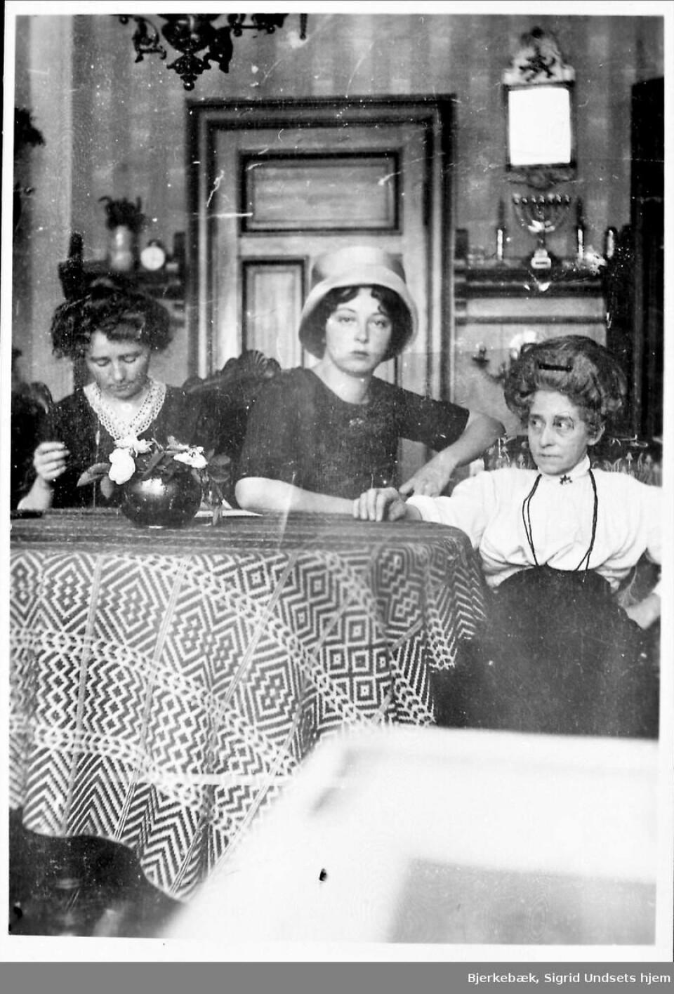 Sigrid Undset (i midten) fotografert i 1909 nokre dagar før ho drog til Roma, i leilegheita ho budde i i Oslo med søstera Ragnhild (til venstre) og mora Charlotte, fødd Gyth. Foto: Ukjent/Bjerkebæk, Sigrid Undsets hjem