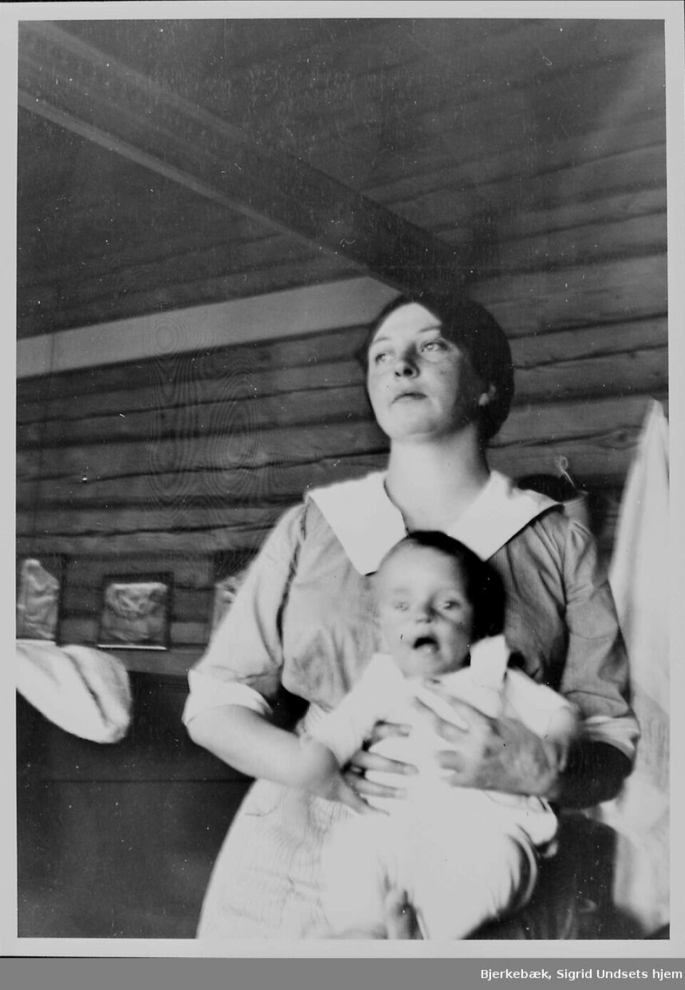 Sigrid Undset med sin førstefødde, Anders Castus Undset Svarstad, på fanget, cirka 1913. Foto: CarolineColditz/Sigrid Undsets hjem Bjerkebæk