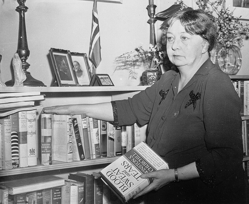 Den no Nobelprisvinnande Sigrid Undset fotografert i leilegheta si i Brooklyn i New York i 1942. Foto: AP/NTB scanpix