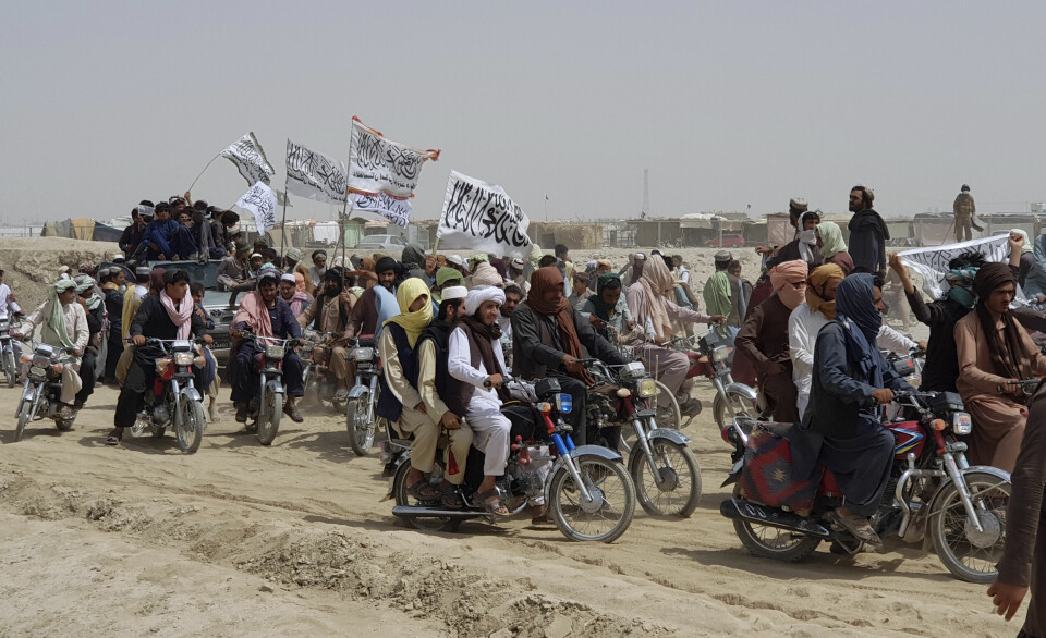 TALIBANS FREMMARSJ: Onsdag 14. juli hevdet Taliban å tatt enda en by, denne gang grensebyen Spin Boldaka mellom Afghanistan og Pakistan. Taliban tok onsdag kontroll over den viktige Spin Boldak-grenseovergangen til Pakistan. Det ble feiret av jublende Taliban-tilhengere. Foto: AP / NTB