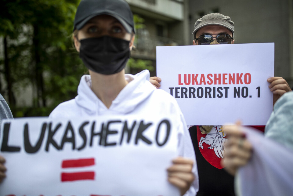 HVITERUSSLAND: Demonstranter i gatene i Minsk utfordrer president Aleksandr Lukasjenko, men politiet svarer med brutale metoder. Demonstranter i gatene i Minsk utfordrer president Aleksandr Lukasjenko, men politiet svarer med brutale metoder. Foto: AP / NTB