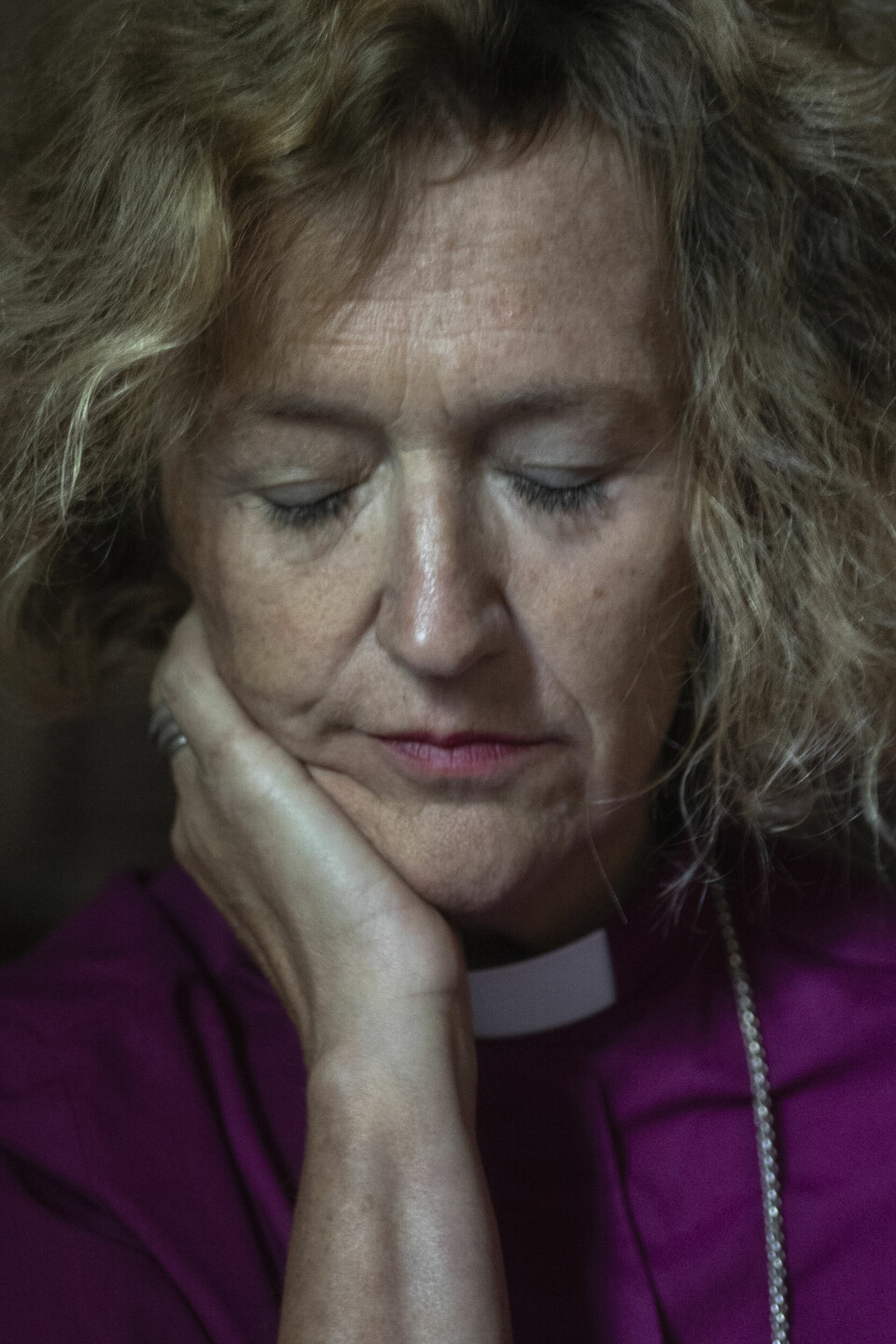 Krossen er tvitydig. Eg ber krossen fordi eg trur på Jesu Kristus. Jesus som korkje var europisk eller kvit, kom med kjærleik og fred, skriv Kari Veiteberg. Kari Veiteberg fotografert for Vårt Land Forlag ifb. med ny bok der hun besvarer spørsmål hun har fått fra ungdom