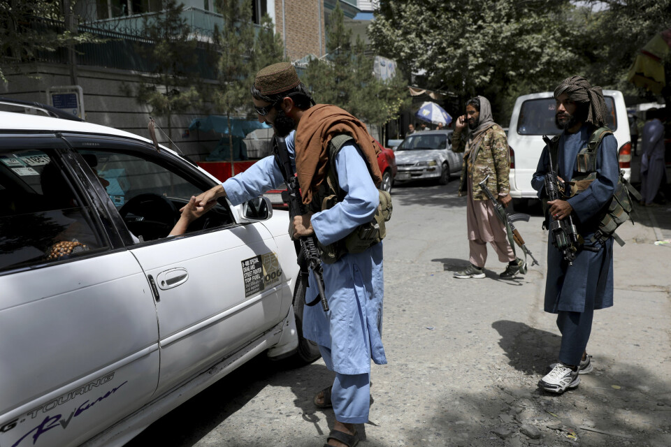 CHECKPOINT: Slike kontrollpunkt som dette frykter den unge afghaneren Vårt Land har snakket med. Taliban-krigere patruljerer i Kabuls gater, sjekker identitetspapirer og samler inn våpen. Det har ikke kommet meldinger om arrestasjoner eller hevndrap siden opprørerne rykket inn. Foto: AP / NTB