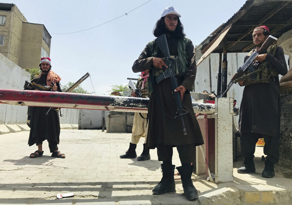 TALIBANS PROPAGANDA: De nye makthaverne i Afghanistan har sendt ut signaler om at de har moderert seg og er villig til samarbeid med minoriteter. Taliban-krigere holder vakt nær en kontrollpost ved USAs ambassade i Kabul i Afghanistan. Foto: AP / NTB