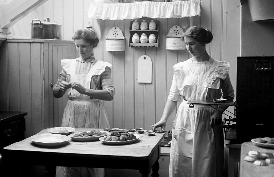 Fisk var fastemat i adventstiden. Den gode baksten, ølet som ble satt og den feite maten som ble forberedt, skulle spares til jul. På bildet bakes det. Foto: Gustav Borgen/Norsk folkemuseum