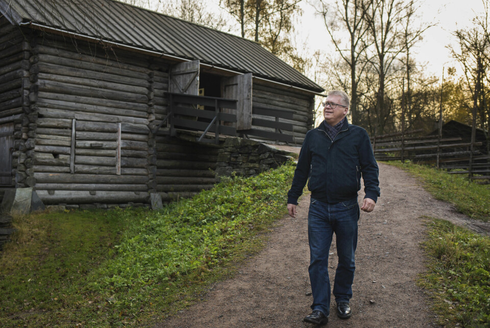 Geir Thomas Risåsen er konservator ved Norsk Folkemuseum og får lov til å snuse på gamle juletradisjoner når han forbereder julemarked- og utstilling for museet. Selv ligger han i konflikt med Renovasjonsetaten som ikke vil hente juletreet hans seinere enn trettende dag jul.
