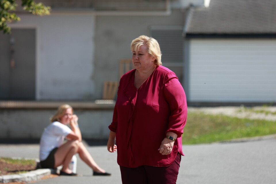 Statsminister Erna Solberg (H) dro opp til Holmlia etter at minnesmerket over Benjamin Hermansen ble tagget ned. – Jeg blir lei meg og forbannet, sier Solberg. Statsminister Erna Solberg (H) dro opp til Holmlia etter at minnesmerket over Benjamin Hermansen ble tagget ned. – Jeg blir lei meg og forbannet, sier Solberg. Foto: Beate Oma Dahle / NTB