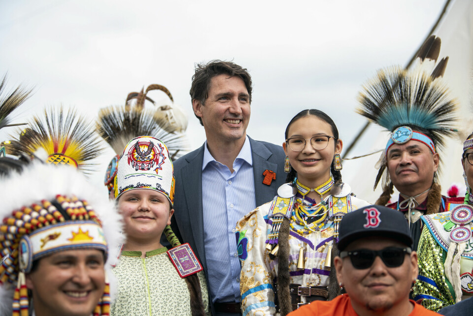 SEREMONI: Statsminister Justin Trudeau i et gruppefoto etter en seremoni på eiendommen til skolen der gravene ble funnet. Canadas statsminister Justin Trudeau med medlemmer av Cowessess-stammen i Saskatchewan. Foto: Liam Richards/The Canadian Press via AP/NTB