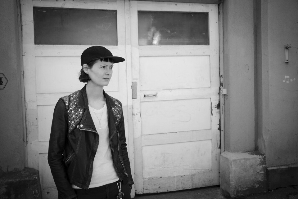 – Mitt store mål er å kunne gi slipp på maskene jeg bærer, og gå dypt inn i det innerste i meg - det ingen andre kan se, sier Hanne Kolstø, Norges kanskje mest kritikeroste artist de siste årene.
