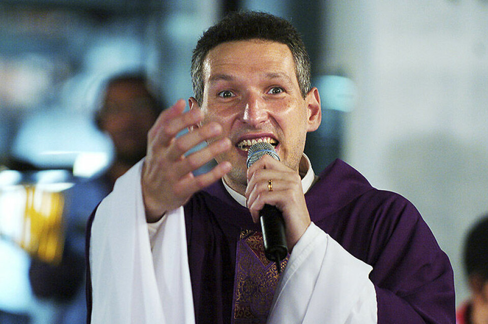 Marcelo Rossi er en av måtene Den katolske kirke møter konkurransen fra pinsebevegelsen på. Presten er katolsk «superstjerne» og har blant annet vunnet Grammy-pris for sin musikk.