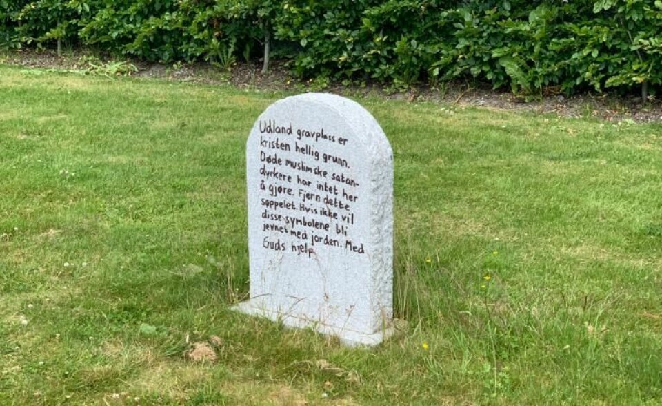 På Udland gravlund i Haugesund ble denne graven skjendet forrige helg. Nå er en mann i 30-årene siktet for det hatefulle hærverket. På Udland gravlund i Haugesund ble denne graven skjendet forrige helg. Nå er en mann i 30-årene siktet for det hatefulle hærverket.