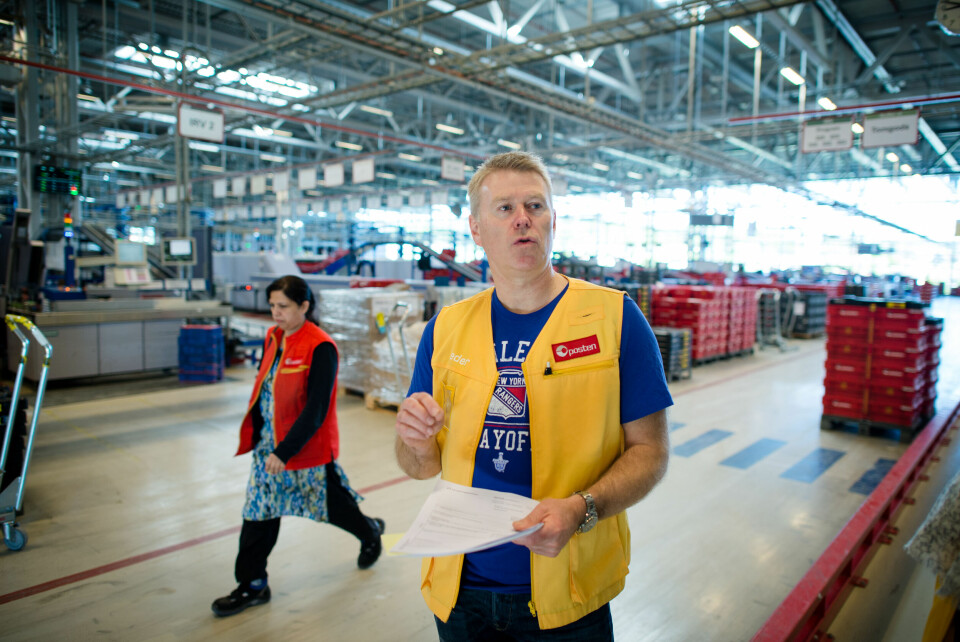 På én time kan Postens hypermoderne sorteringsmaskin lese adressen på 130.000 konvolutter, og sortere dem helt ned på navn og gateadresse. Når den nye programvaren kommer, vil maskinen selv lære seg å tolke forskjellige typer håndskrift. Det synes produksjonssjef Aril Becher er en overveldende å tenke på.