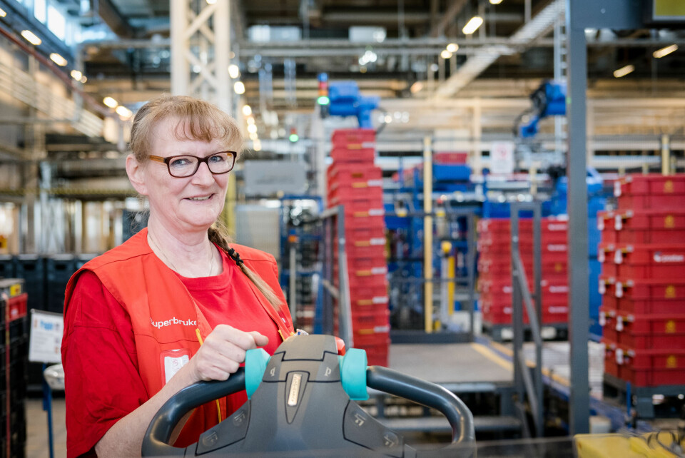 Eva Hulback er én av superbrukerne som trår til når robotene trenger hjelp. Det er ganske ofte. – På et vis blir de som kollegaene våre. Det er lettere å motivere seg når arbeidet er i utvikling, sier hun.