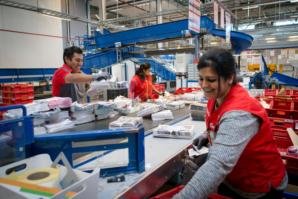 Raol Quispe, Priyatharsini Naguleswaran og Saima Bashir arbeider med hendene, på en arbeidsplass hvor flere og flere oppgaver blir automatisert.