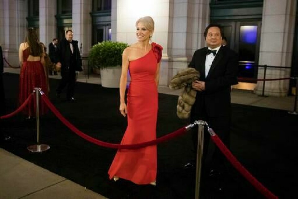 – Vi er uenige om mye, men står sammen om det som er viktigst: barna våre, sier Kellyanne Conway. Både hun og mannen trekker seg fra offentligheten og vil bruke tid på familien. FILE - In this Thursday, Jan. 19, 2017 file photo, President-elect Donald Trump adviser Kellyanne Conway, center, accompanied by her husband, George, speaks with members of the media as they arrive for a dinner at Union Station in Washington, the day before Trump's inauguration. Trump has chosen George Conway to head the civil division of the Justice Department. The Wall Street Journal reports that he was chosen to head the office that has responsibility for defending the administration's proposed travel ban and defending lawsuits filed against the administration. The White House and the Justice Department would not confirm the pick Saturday, March 18, 2017. George Conway declined to comment. (AP Photo/Matt Rourke)