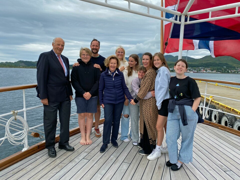Dronningen sier at kongefamilien har hatt det fint den siste tiden. I sommer var de på tur med kongeskipet Norge, blant annet i Lofoten. Fra venstre: Kong Harald, prins Sverre Magnus, kronprins Haakon, dronning Sonja, kronprinsesse Mette-Marit, prinsesse Ingrid Alexandra, Emma Tallulah Behn, prinsesse Märtha Louise, Leah Isadora Behn og Maud Angelica Behn. Leknes 20200813. Kongefamilien avsluttet sommerferien 2020 i Lofoten. Fra v. kong Harald, prins Sverre Magnus, kronprins Haakon, dronning Sonja, kronprinsesse Mette-Marit, prinsesse Ingrid Alexandra, Emma Tallulah Behn, prinsesse Märtha Louise, Leah Isadora Behn og Maud Angelica Behn. Kongeparet hadde invitert hele familien om bord på Kongeskipet «Norge», her er de samlet på på akterdekket.Foto: Elin Rønning, Det kongelige hoff / NTB scanpix