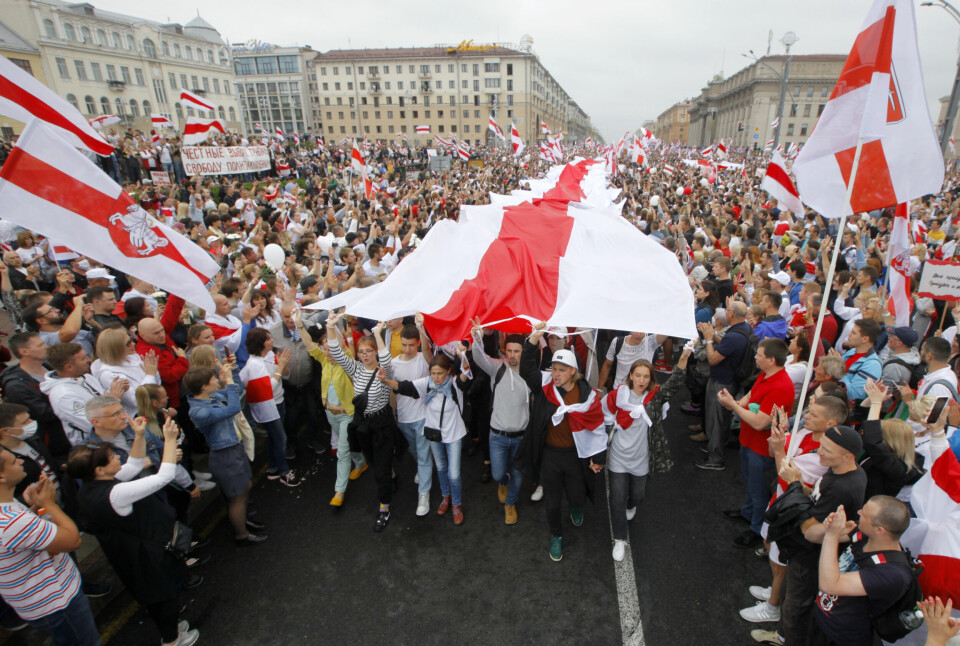 Etter valget 9. august har tusenvis av demonstranter protestert mot president Lukasjenko. Det rød-hvite flagget de ofte bruker har vært forbudt siden 1996. Flagget assosieres med europeiske verdier, mener professor David Marples.
Foto: Dmitri Lovetsky