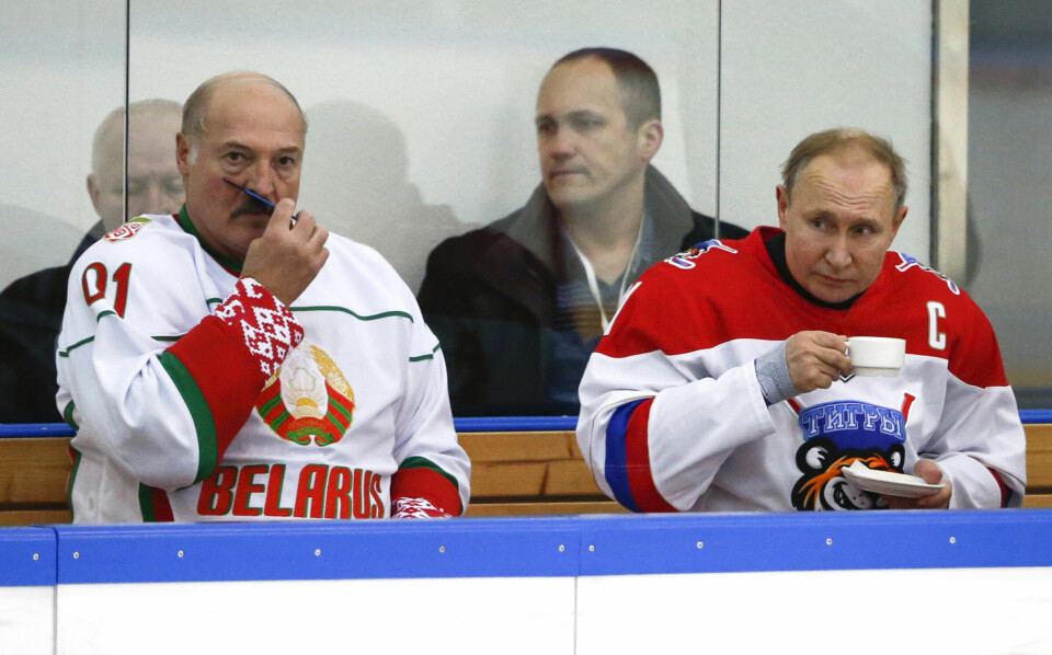 Lukasjenko kjemmer barten mens han puster ut i en hockeykamp med den russiske presidenten Vladimir Putin. Bildet er tatt i februar i år. Foto: Alexander Zemlianichenko/NTB scanpix/AP