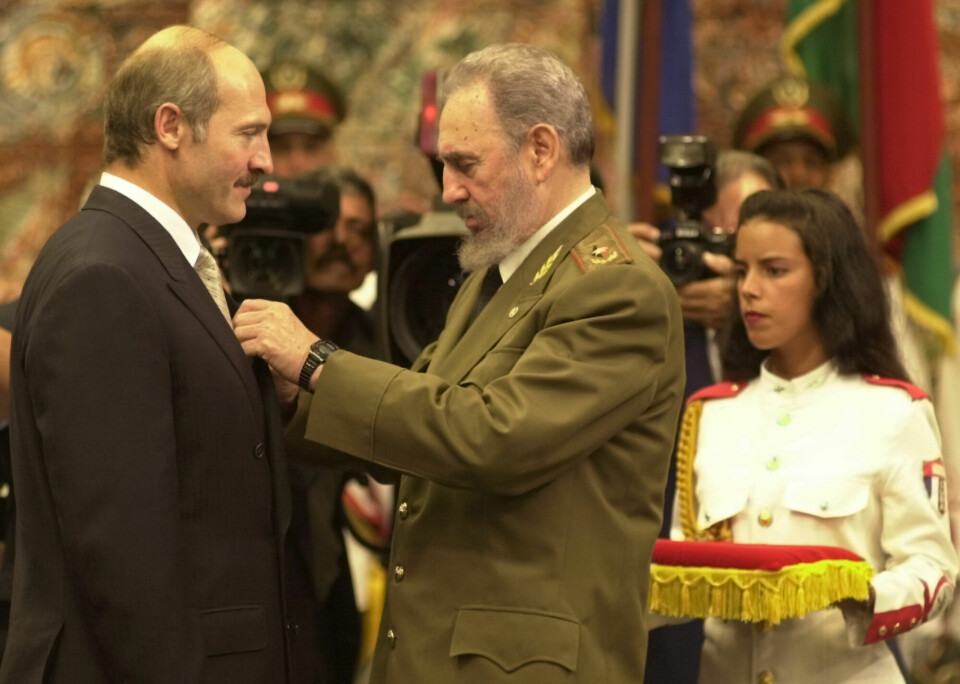 Aleksandr Lukasjenko har fått anerkjennelse fra flere statsledere gjennom 25 år, blant annet fra Fidel Castro da han delte ut en medalje ved besøk i Cuba i 2000. Foto: Jose Luis Magana