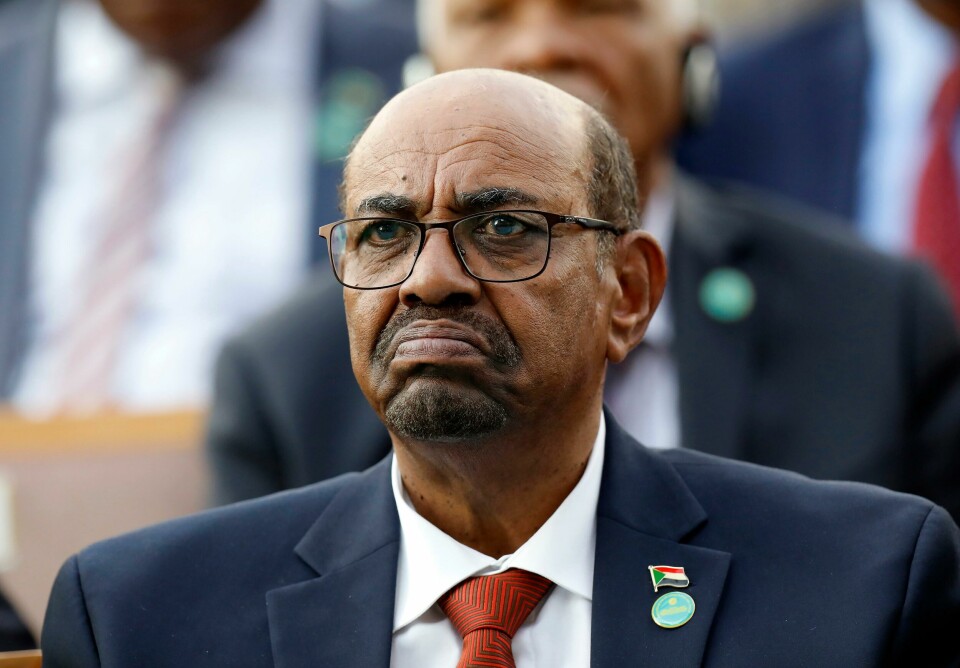 Sudans tidligere president Omar al-Bashir ble avsatt i 2019, og i vår ble han overlevert til den internasjonale krigsforbryterdomsstolen i Haag, mistenkt for krigsforbrytelser og massedrap i Darfur. FILE - In this July 9, 2018 file photo, Sudan's President Omar al-Bashir attends a ceremony for Turkey's President Recep Tayyip Erdogan, at the Presidential Palace in Ankara, Turkey. A top Sudanese official said Monday, Feb. 11, 2020, that transitional authorities and rebel groups have agreed to hand over al-Bashir to the International Criminal Court for war crimes, including mass killings in Darfur. Since his ouster in April, al-Bashir has been in jail in Sudans capital, Khartoum over charges corruption and killing protesters. (AP Photo/Burhan Ozbilici, File)