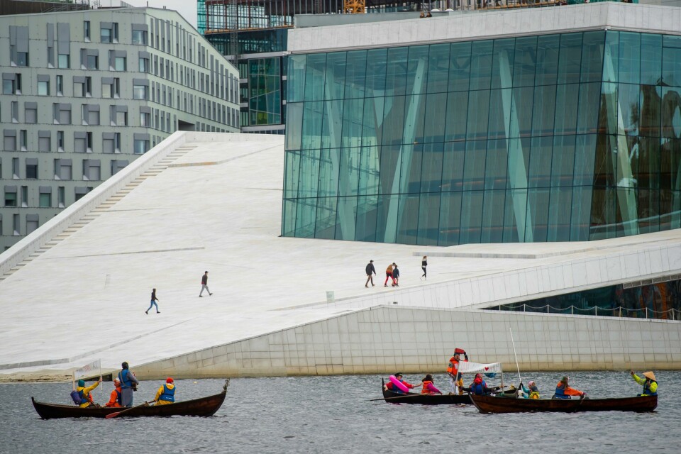 Oslo 20200524. Klovnene fra Red Nose Action med en aksjon til støtte for flyktningene i Moria-leiren ved Operaen i Oslo.Foto: Fredrik Varfjell / NTB scanpix Oslo 20200524. Klovnene fra Red Nose Action med en aksjon til støtte for flyktningene i Moria-leiren ved Operaen i Oslo.Foto: Fredrik Varfjell / NTB scanpix