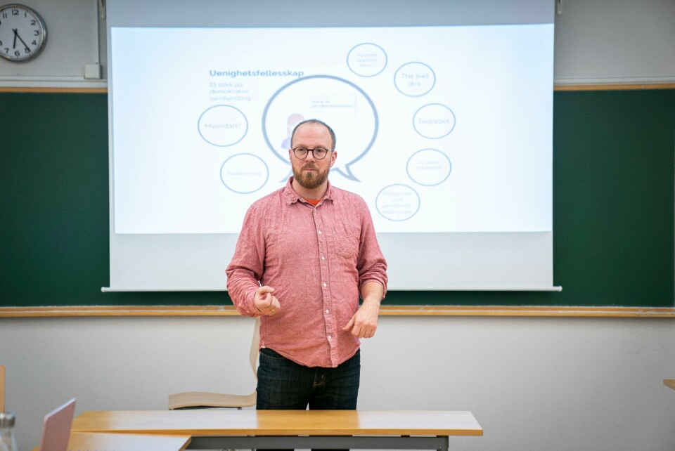 Lars Laird Iversen underviser om uenighetsfellesskap. Lars Laird Iversen underviser om uenighetsfellesskap.