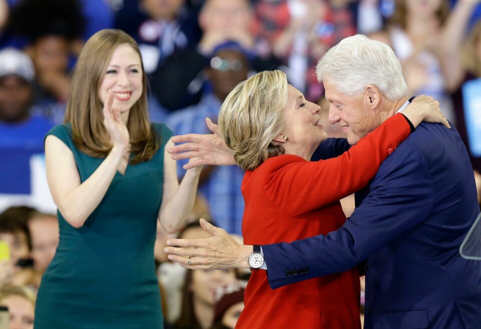 Kan du navnet på Hillary og Bill Clintons datter? Et lite hint: Hennes navn er også navnet på et kjent engelsk fotballag. AP Photo: Gerry Broome. Democratic presidential candidate Hillary Clinton hugs her husband, former President Bill Clinton as their daughter Chelsea Clinton looks on during a campaign rally in Raleigh, N.C., Tuesday, Nov. 8, 2016. (AP Photo/Gerry Broome)