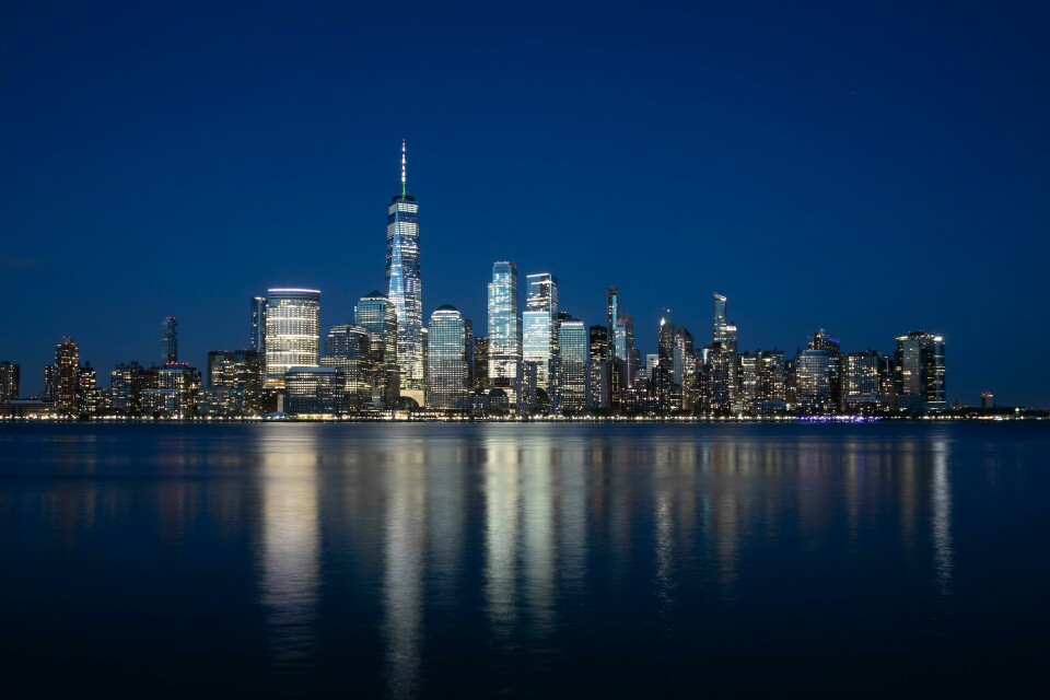 Manhattan skyline sett fra byen Jersey. Manhattan har i flere omganger vært hjemmet til verdens høyeste bygning, men nå finnes det i Dubai med bygget Burj Khalifa som hele 828 meter høyt. The Manhattan skyline is seen from Jersey City, N.J., Tuesday night, April 28, 2020, during the coronavirus pandemic. At the time the photograph was taken the view was a quiet one: there were no boats or ships visible on the Hudson River and no airplanes or helicopters flying over the city. (AP Photo/Mark Lennihan)
