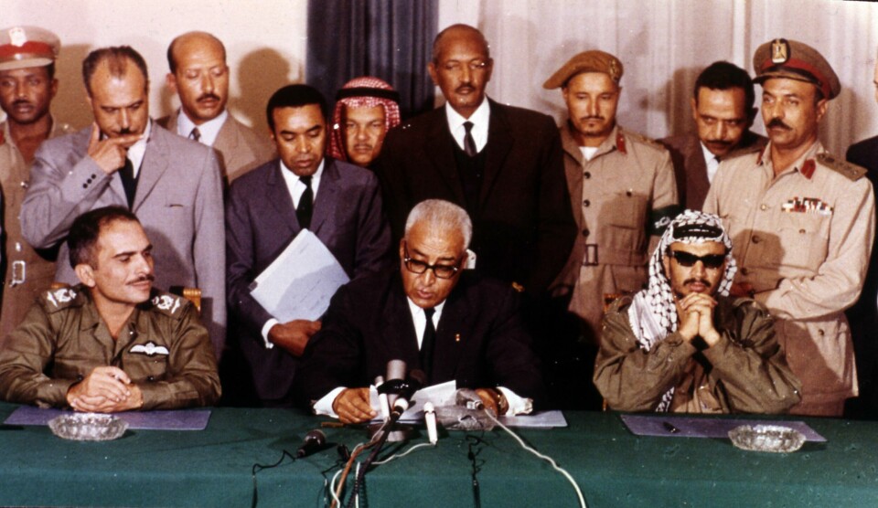 Kong Hussein av Jordan (t.v.), Tunisias leder Bahi Ladgham og den palestinske guerilja-lederen Yasser Arafat (t.h.) undertegner en fredsavtale i Amman i Jordan 13. oktober 1970. (AP Photo/Eddie Adams) King Hussein of Jordan, left, is pictured with Tunesia's premier Bahi Ladgham and Palestinian guerrilla leader Yasser Arafat, right, signing a peace treaty with Arafat, in Amman, Jordan, October 13, 1970. (AP Photo/Eddie Adams)