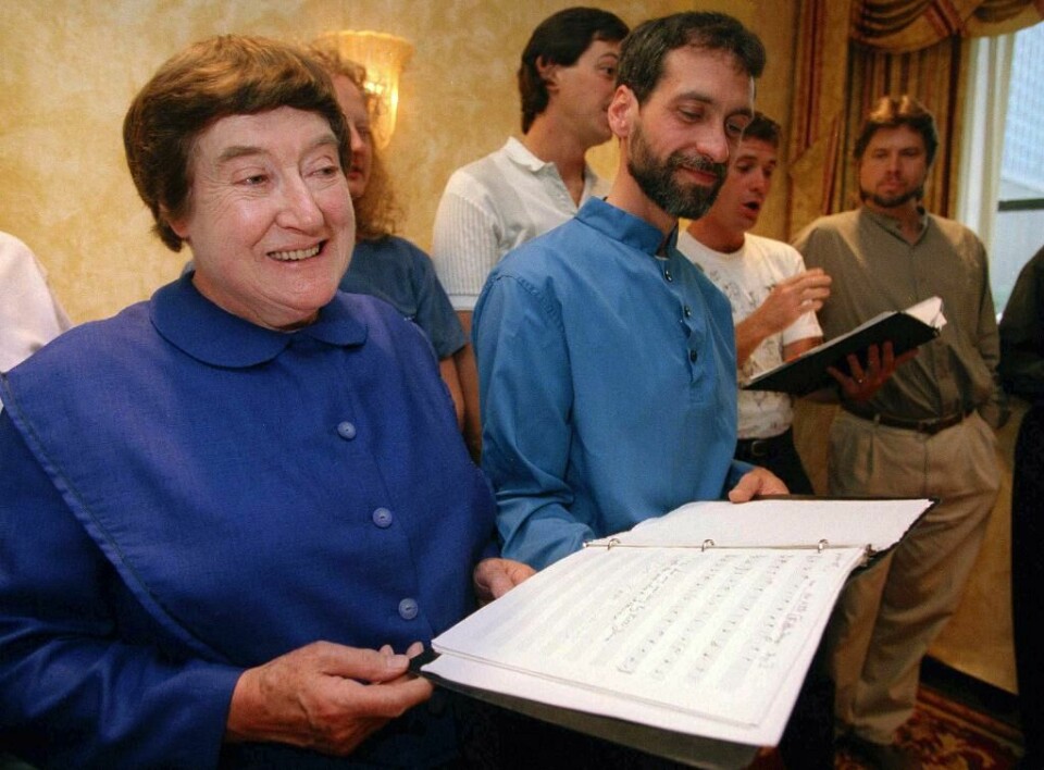 KULTURBÆRER: Selv om hun hadde eldre søsken som brøt ut, valgte Francis Carr å bli værende i shaker-bevegelsen. I 1995 skrev hun bok om sin oppvekst i det lille samfunnet. Hun har også laget kokeboken «Shaker Your Plate: Of Shaker Cooks and Cooking». KULTURBÆRER: Selv om hun hadde eldre søsken som brøt ut, valgte Francis Carr å bli værende i shaker-bevegelsen. I 1995 skrev hun bok om sin oppvekst i det lille samfunnet. Hun har også laget kokeboken «Shaker Your Plate: Of Shaker Cooks and Cooking».