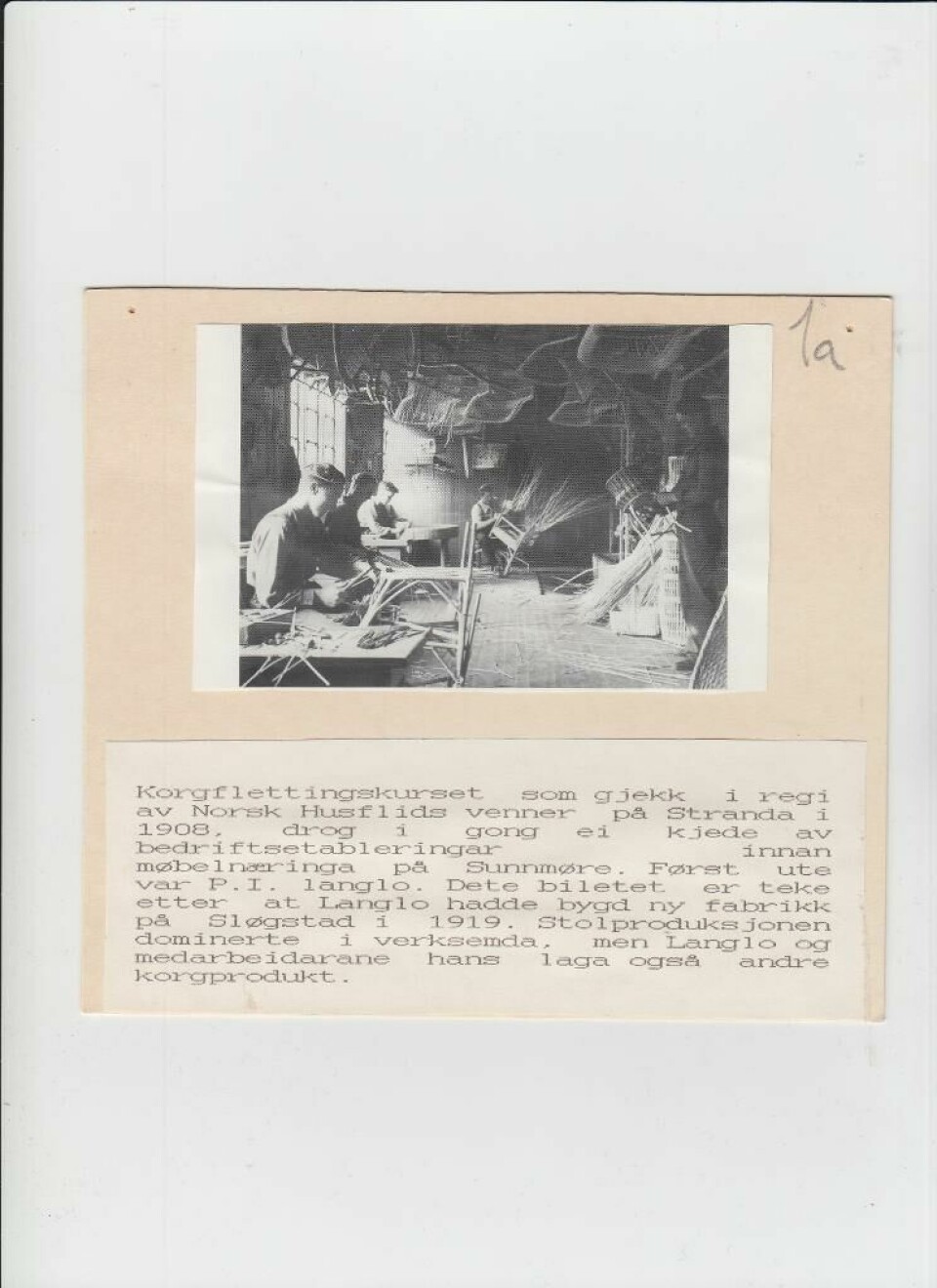 Fletting: Et kurs i kurvfletting i 1908 ble starten på møbelindustrien på Sunnmøre. Bildet er tatt på P.I. Langlos fabrikk i 1919. Fletting: Et kurs i kurvfletting i 1908 ble starten på møbelindustrien på Sunnmøre. Bildet er tatt på P.I. Langlos fabrikk i 1919.