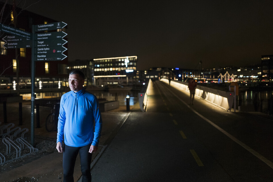 Ut på løpetur i Trondheims gater under kirkemøtet. Det hender ofte at Ivar Braut legger ut på løpetur seint om kvelden. Skal han hevde seg i maraton, må han være i form. Foto: Erlend Berge.