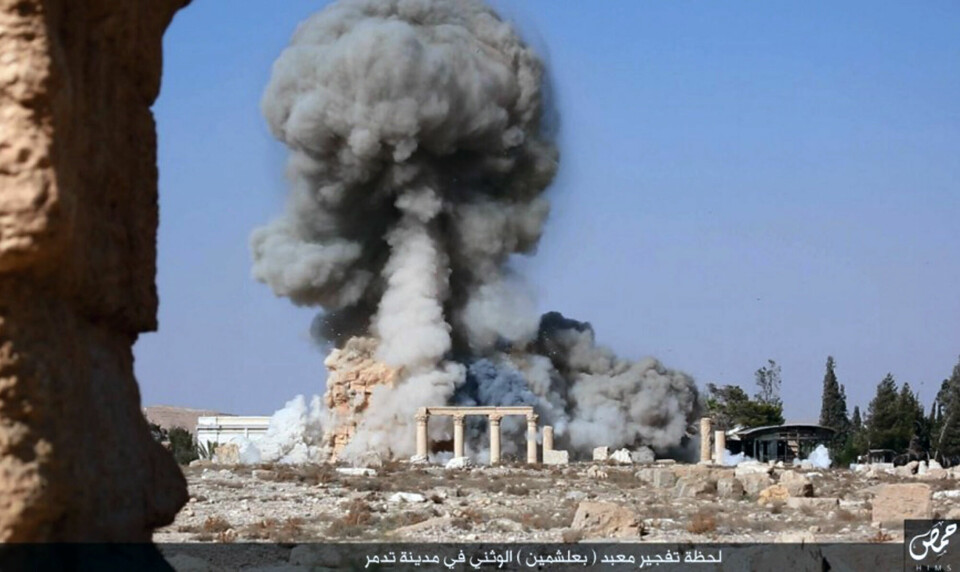 IS er i motsetning til andre terrororganisasjoner også en okkupasjonsmakt. Her sprenger de Baalshamin-tempelet i Palmyra til himmels. En del av organisasjonen mediestrategi er å vise at all tidligere kultur er på kollisjonskurs med IS' rettroende kalifat. Bildet er en skjermdump fra en video lagt ut av IS.