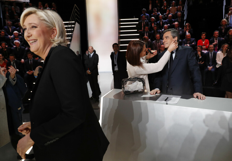 Marine Le Pen, lederen av Front National rett før TV-debatten tidligere denne uka. François Fillon blir sminket i bakgrunnen. Foto: Damien Alitti/AP Photo/NTB scanpix