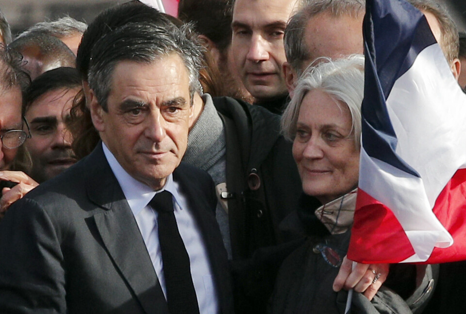 Den konservative kandidaten François Filllon med kona Penelope. Han er nå under etterforskning for såkalte «falske ansettelser», etter å ha satt kona og andre familiemedlemmer på parlamentets lønningsliste, uten at de skal ha utført reelle arbeidsoppgaver. Foto: Christophe Ena/AP Photo/NTB Scanpix