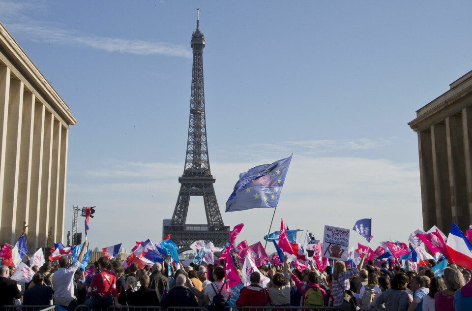Store protester mot likekjønnet ekteskap i oktober i fjor. Tusenvis marsjerte i Paris for å få omgjort loven. Foto: Michel Euler/AP Photo/NTB scanpix