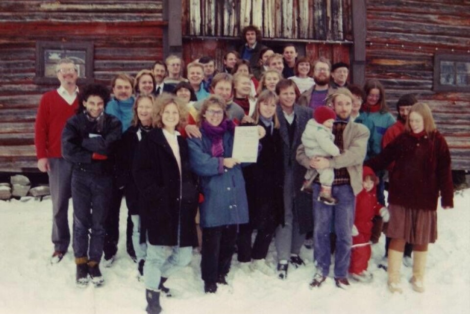 MDG ble stiftet i 1988. Her fra stiftelsesmøtet på Rondebu fjellstue. Birte Simonsen (i midten) holder stiftelsesdokumentet.