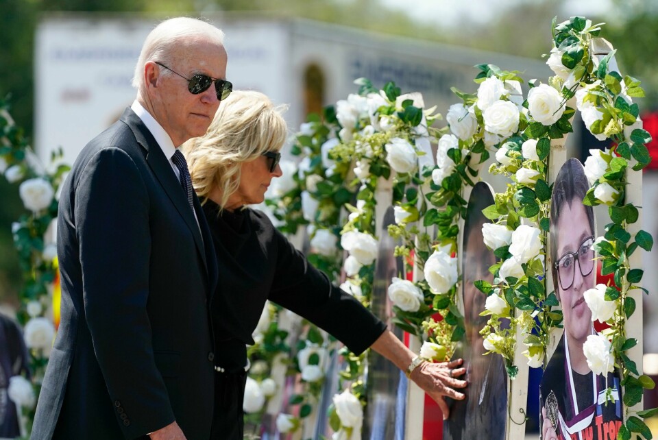 19 elever og to lærere ble skutt og drept av en 18-åring på en barneskole i Uvalde i Texas i mai i fjor. President Joe Biden og førstedame Jill Biden markerte ettårsdagen for massakren. Foto: Evan Vucci / AP / NTB
