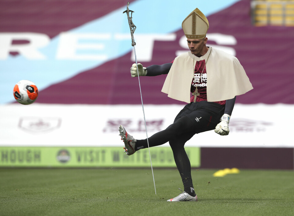 POPE: Ikledd noe andre klær enn de andre spillerne rundt seg har vi Nick Pope i mål. Vi håper paven holder nullen ofte for Newcastle. NB: bildet er redigert. POPE: Ikledd noe andre klær enn de andre spillerne rundt seg har vi Nick Pope i mål. Vi håper paven holder nullen ofte for Newcastle.