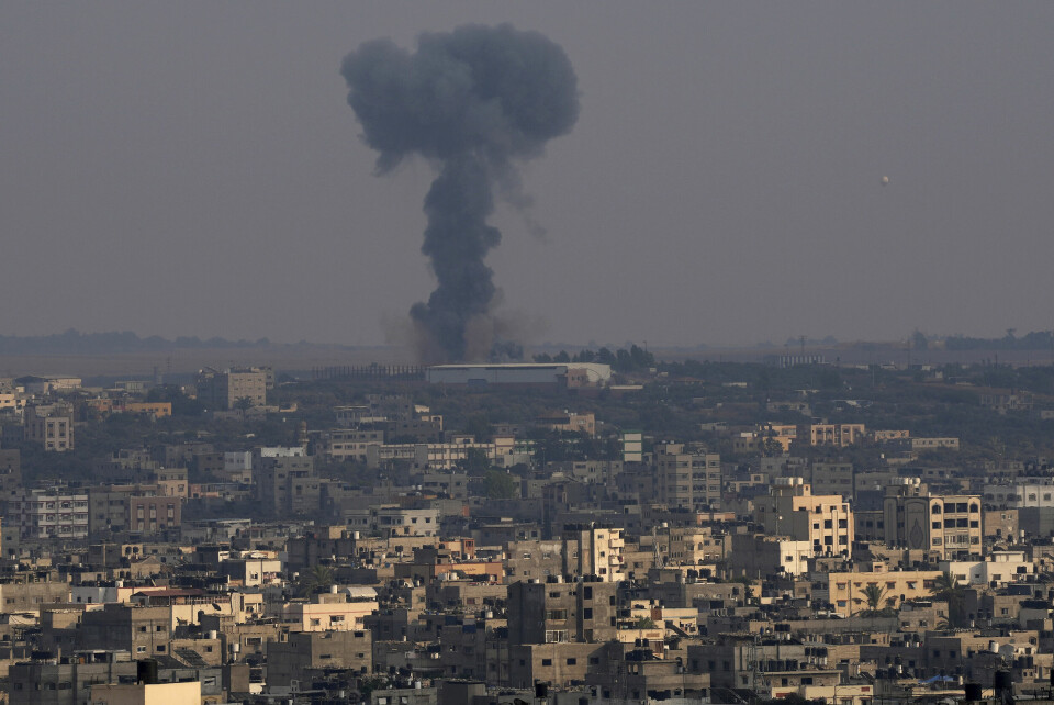 Røyk stiger opp fra en bygning i Gaza etter et israelsk luftangrep. Røyk stiger opp fra en bygning i Gaza etter et israelsk luftangrep. Foto: Adel Hana / AP / NTB