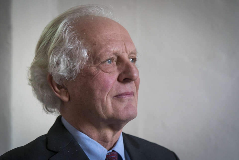 FORLEGGEREN: – Jeg er sjokkert, men vet foreløpig ikke mer enn det som står i mediene, sier forlegger og venn William Nygaard. Forleggeren Willian Nygaard reagerer med sjokk over at forfatteren Salman Rushdie fredag ble angrepet på scenen i New York. Foto: Heiko Junge / NTB