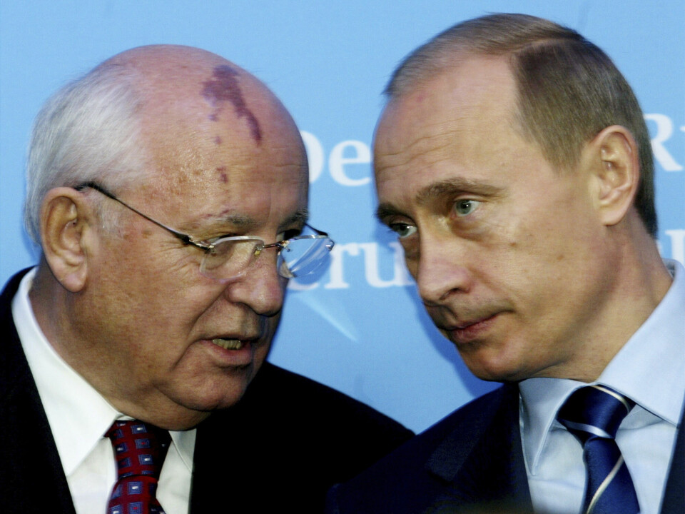 KONDOLANSE: Russlands nåværende president Vladimir Putin uttrykker sin dypeste kondolanse, ifølge hans talsmann Dmitrij Peskov. De to hadde et anstrengt forhold. Russlands president Vladimir Putin (til høyre) uttrykker sin dypeste kondolanse etter Mikhail Gorbatsjovs dødsfall, uttaler hans talsmann Dmitrij Peskov. Her er de to fotografert i 2004. Foto: Heribert Proepper / AP / NTB